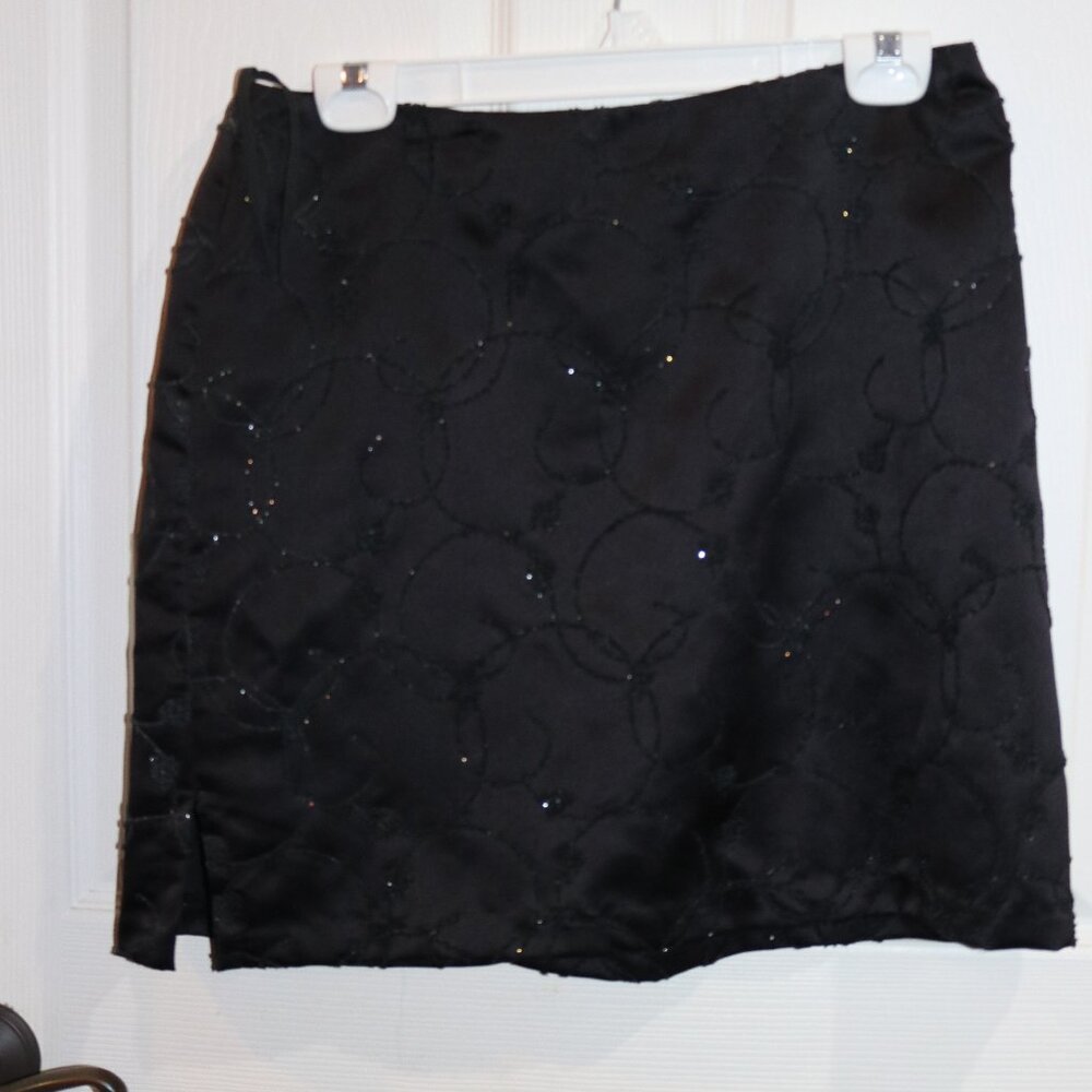 Women's MODA INTL size 14 18" long black skirt with beading